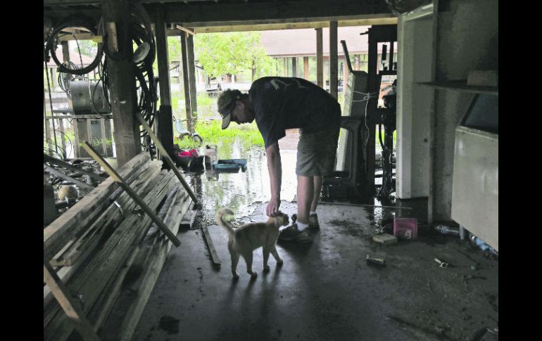 Gene Gibson, en Bay St. Louis, es uno de los 180 mil propietarios de hogares afectados al quedarse sin electricidad por “Isaac”. AFP  /