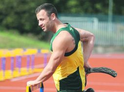 Oscar Pistorius realiza unos ejercicios, durante su práctica previa los Juegos. AFP  /