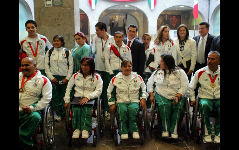 Imagen de parte de la delegación paralímpica mexicana de Londres 2012. ARCHIVO  /