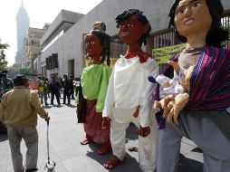 Miembros de Amnistia Internacional protestan en las afueras de la SRE contra la pobreza. EFE  /