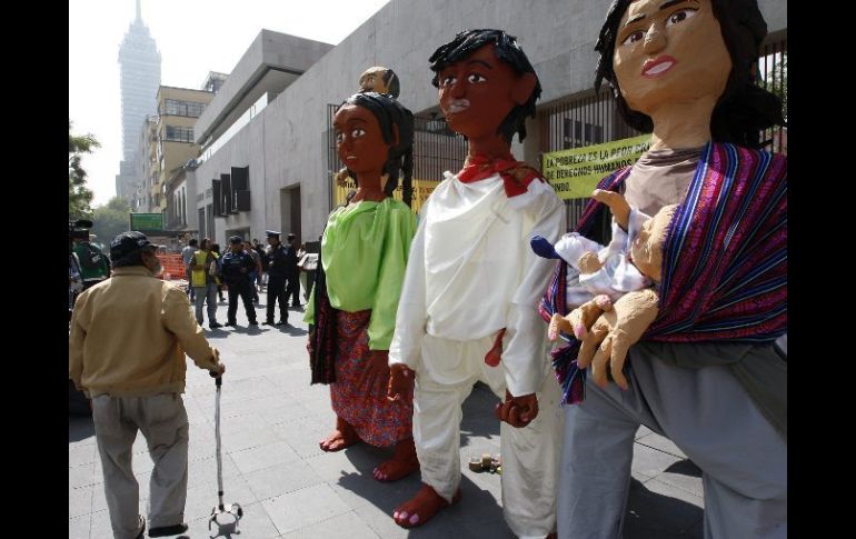 Miembros de Amnistia Internacional protestan en las afueras de la SRE contra la pobreza. EFE  /