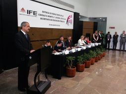 José Ángel Córdova Villalobos recibió del IFE los resultados de la Consulta Infantil y Juvenil 2012. ESPECIAL  /