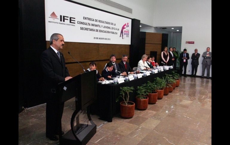 José Ángel Córdova Villalobos recibió del IFE los resultados de la Consulta Infantil y Juvenil 2012. ESPECIAL  /