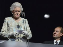 La reina Isabel II declara abiertos los Juegos Paralímpicos ante la mirada de su hijo el principe Eduardo. REUTERS  /