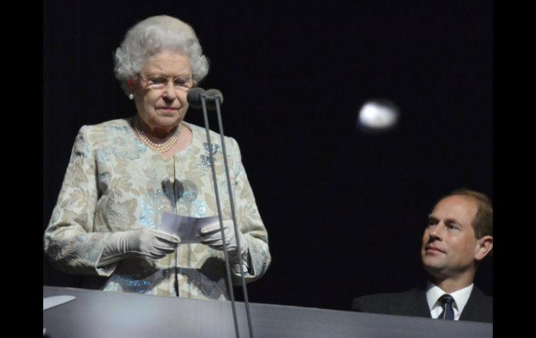 La reina Isabel II declara abiertos los Juegos Paralímpicos ante la mirada de su hijo el principe Eduardo. REUTERS  /