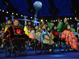 La delegación mexicana desfilo con atuendos muy coloridos en el Estadio Olímpico de Stratford. AFP  /