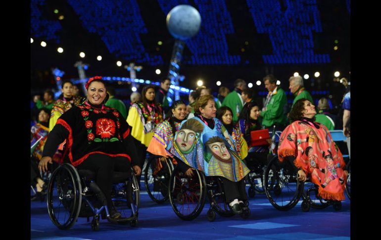 La delegación mexicana desfilo con atuendos muy coloridos en el Estadio Olímpico de Stratford. AFP  /