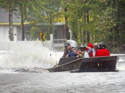 Habitantes de Pearlington, Misisipi, son transportados en bote tras la inundación que causó 'Isaac' en las calles. AP  /