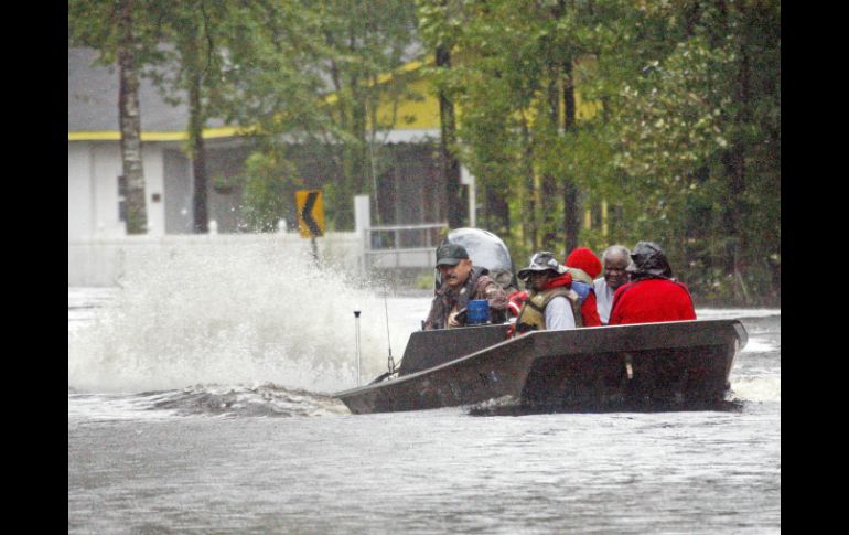 Habitantes de Pearlington, Misisipi, son transportados en bote tras la inundación que causó 'Isaac' en las calles. AP  /