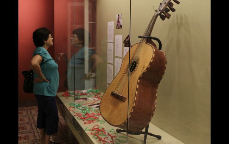 ''Un canto de México'' se integra de breves biografías, discografías, filmografías y algunos artículos.  /