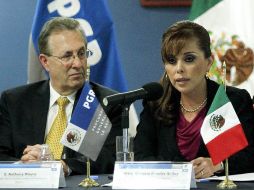 Marisela Morales acompañada por el embajador de Estados Unidos en México, Anthony Wayne. EL UNIVERSAL  /