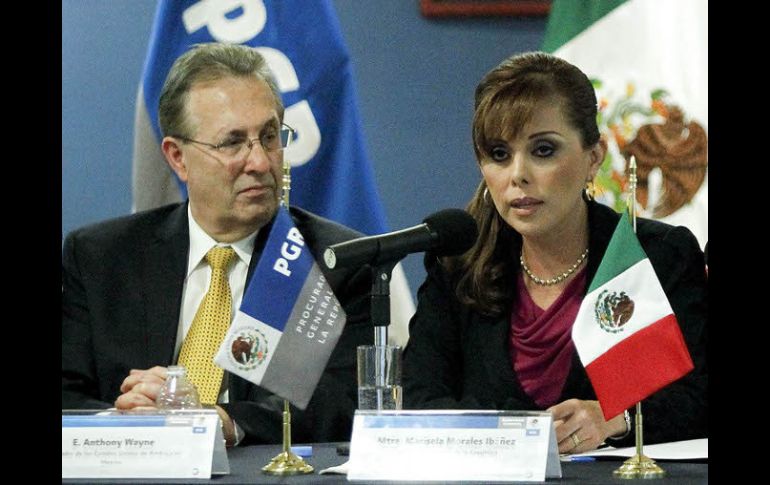 Marisela Morales acompañada por el embajador de Estados Unidos en México, Anthony Wayne. EL UNIVERSAL  /