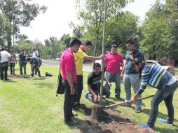 Estudiantes de Uteg participaron en la plantación de 140 fresnos en el camellón de la Avenida Lázaro Cárdenas.  /