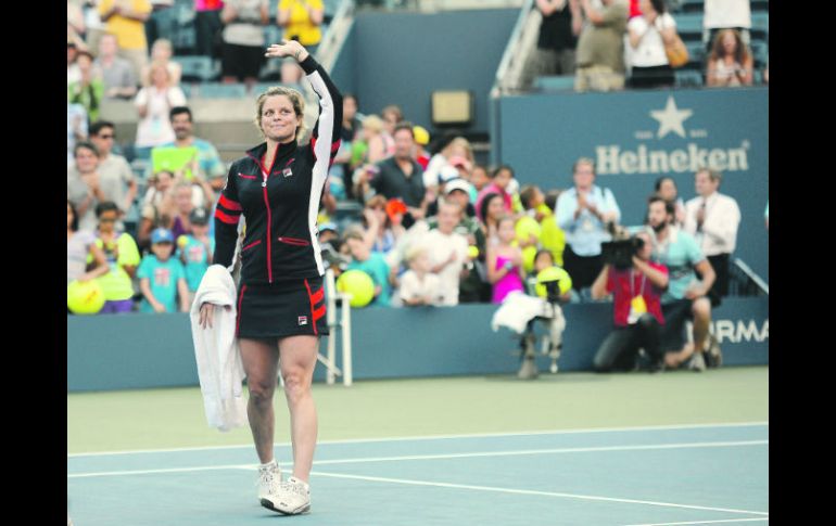 Agradecimiento. Kim Clijsters saluda al público reunido en la tribuna, que le brindó un aplauso tras el partido. EFE  /