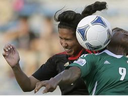 Blanca Sierra (Méx) disputa un balón con la nigeriana Desire Oparanozie durante el partido de cuartos de final del Mundial Femenil.AP  /