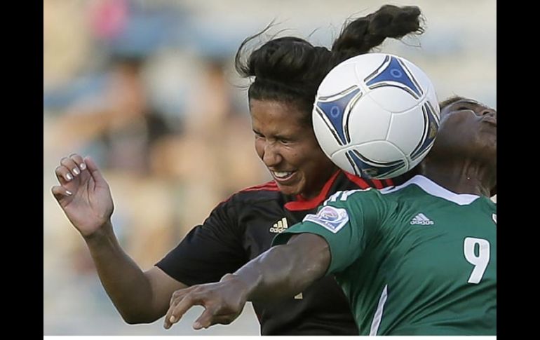 Blanca Sierra (Méx) disputa un balón con la nigeriana Desire Oparanozie durante el partido de cuartos de final del Mundial Femenil.AP  /