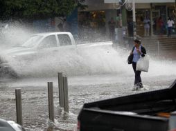 El fuerte aguacero que cayó en la Zona Metropolitana de Guadalajara formó ríos en algunas vialidades.  /