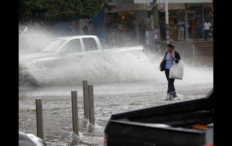 El fuerte aguacero que cayó en la Zona Metropolitana de Guadalajara formó ríos en algunas vialidades.  /