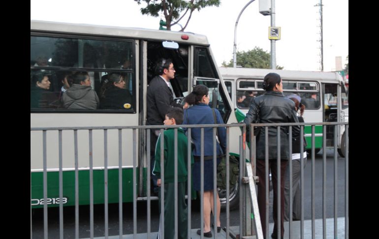 Las vallas metálicas rodean la sede del Tribunal para evitar la presencia de manifestantes en las cercanías. NOTIMEX  /