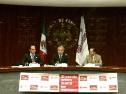 Emilio González (c) durante la reunión con los medios de comunicación, en la Cámara de Comercio de Guadalajara.  /