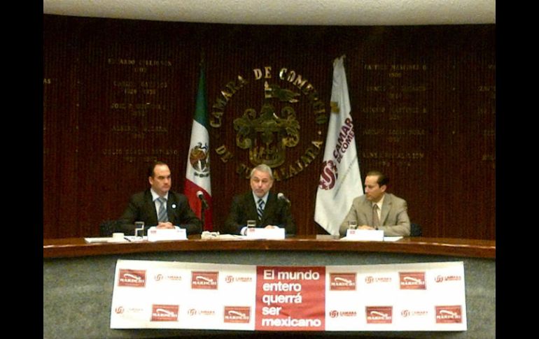 Emilio González (c) durante la reunión con los medios de comunicación, en la Cámara de Comercio de Guadalajara.  /