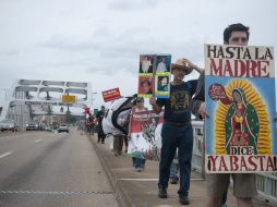 JMiembros de la Caravana por la Paz cruzan el puente Edmund Pettus, en Alabama. EFE  /