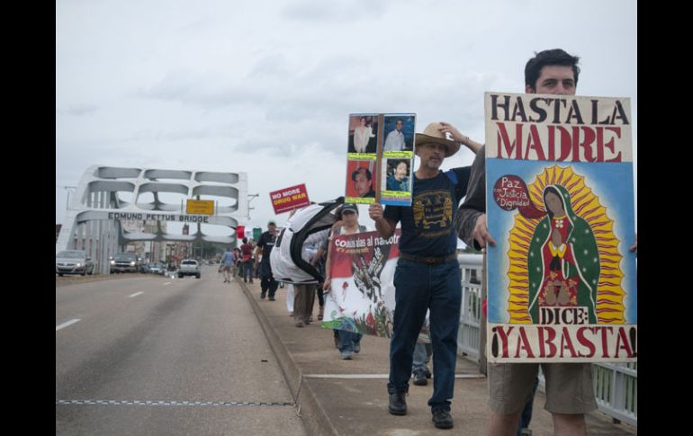 JMiembros de la Caravana por la Paz cruzan el puente Edmund Pettus, en Alabama. EFE  /