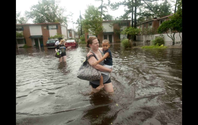 Personas evacuando a refugios de Misisipi, donde por el momento hay  unas siete mil personas. REUTERS  /