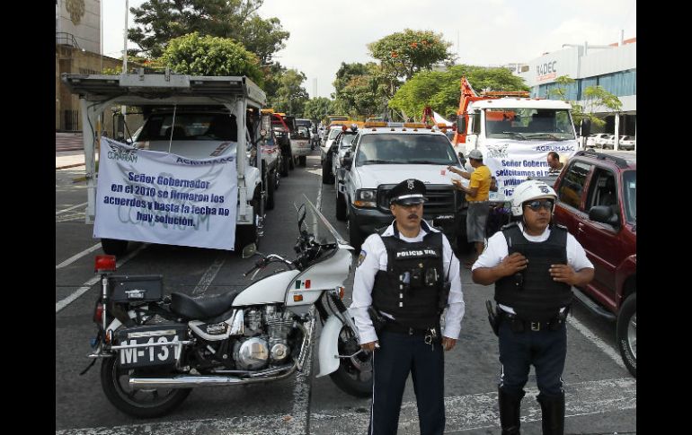 El plantón seguirá en protesta ya que aseguran, la SVyT ''los castigó'' y ya no requieren de sus servicios. ARCHIVO  /