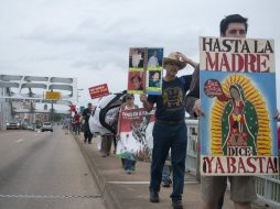 Miembros de la Caravana por la Paz cruzan el puente Edmund Pettus, símbolo de la lucha por los derechos civiles. ARCHIVO  /