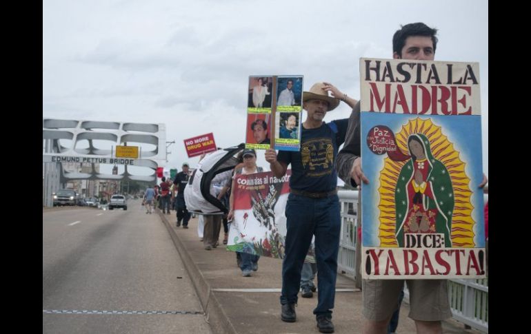 Miembros de la Caravana por la Paz cruzan el puente Edmund Pettus, símbolo de la lucha por los derechos civiles. ARCHIVO  /