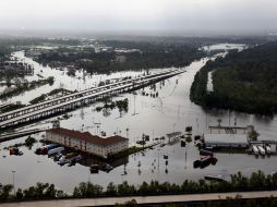 Una carretara quedó parcialmente sumergida en LaPlace, Luisiana, por las inundaciones. AP  /