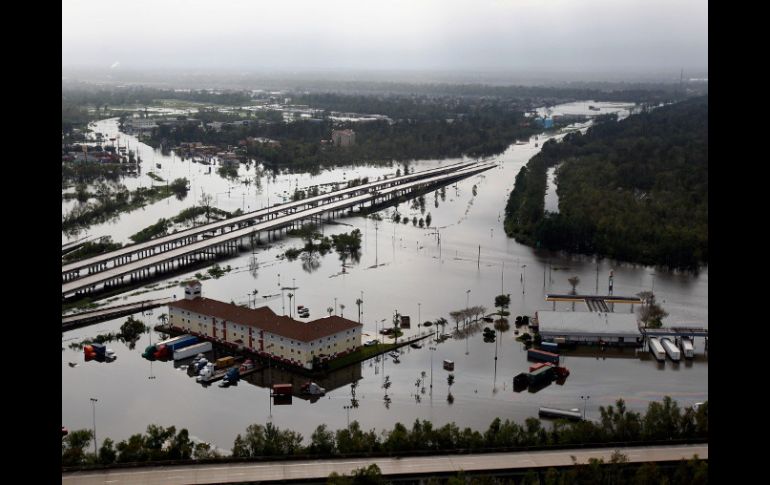 Una carretara quedó parcialmente sumergida en LaPlace, Luisiana, por las inundaciones. AP  /