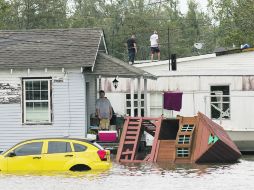 DAMNIFICADOS. En Lafitte, Louisiana, un residente observa los daños que dejó la inundación provocada por el huracán ''Isaac''. AP  /