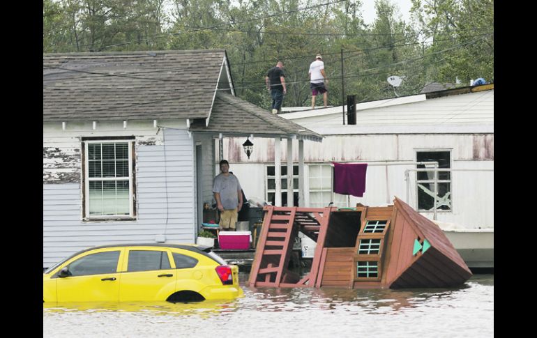 DAMNIFICADOS. En Lafitte, Louisiana, un residente observa los daños que dejó la inundación provocada por el huracán ''Isaac''. AP  /