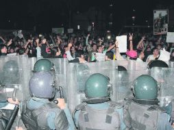 TENSIÓN. Los manifestantes lanzaron objetos a los agentes de Seguridad Pública capitalinos, que se limitaron a impedirles el paso. NTX  /