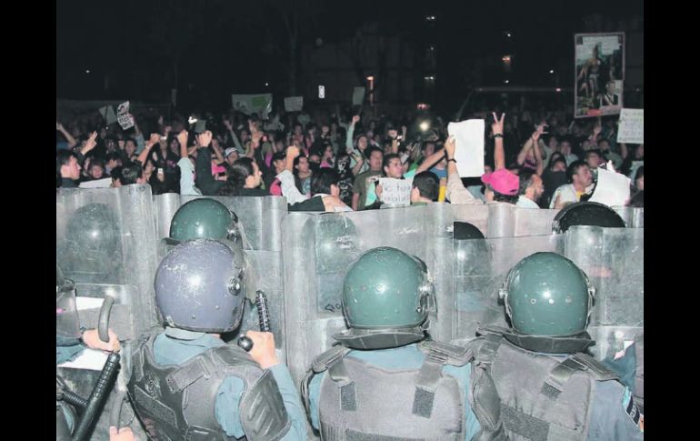 TENSIÓN. Los manifestantes lanzaron objetos a los agentes de Seguridad Pública capitalinos, que se limitaron a impedirles el paso. NTX  /