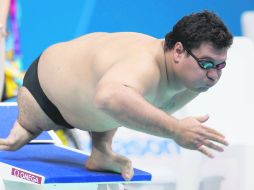 Castorena salta a la piscina del Aquatics Centre de Londres, en la final de los 50 metros pecho.GETTY IMAGES SPORT  /