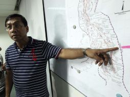 El director del Instituto Filipino de Sismología y Volcanes (Phivolcs), Renato Solidum, muestra un mapa del evento. EFE  /