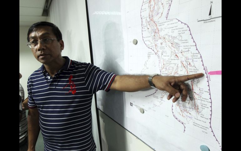 El director del Instituto Filipino de Sismología y Volcanes (Phivolcs), Renato Solidum, muestra un mapa del evento. EFE  /