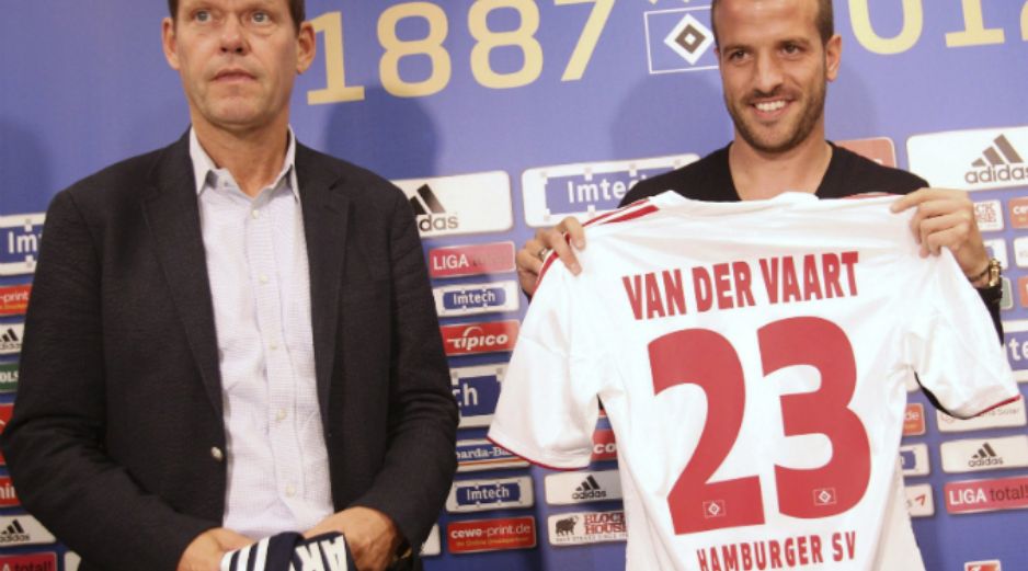 El jugador holandés posa con la camiseta del Hamburgo SV, (d), junto al director deportivo del equipo alemán. EFE  /