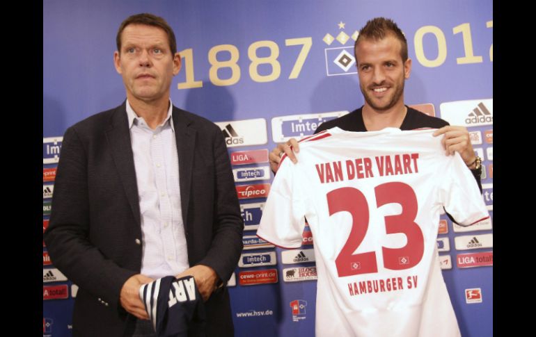 El jugador holandés posa con la camiseta del Hamburgo SV, (d), junto al director deportivo del equipo alemán. EFE  /