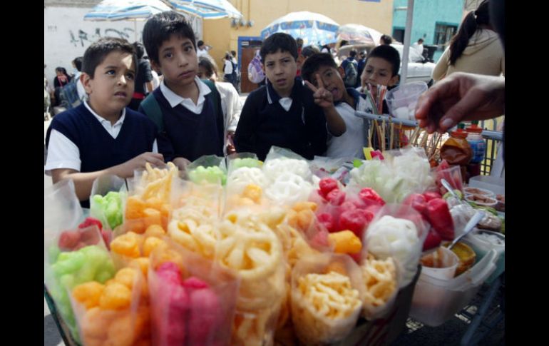 Con las acciones, se pretende combatir el sobrepeso, deficiencias nutricionales y adicciones entre niños y jóvenes. ARCHIVO  /