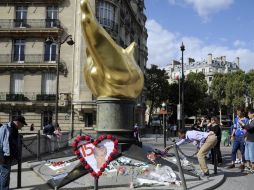 El puente de Alma, se ha convertido el el sitio para recordar a Diana de Gales en el aniversario de su muerte. AFP  /