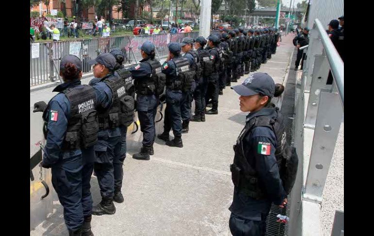 Manifestantes continúan a las afueras del TEPJF, en rechazo al fallo que declaró válida la elección presidencial de Peña Nieto. NTX  /