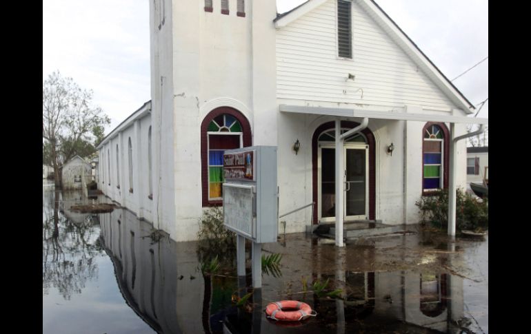 El agua rodea una iglesia en las afueras de Ironton, algunos de los estragos del paso de Isaac. AP  /