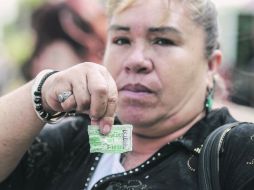 A María Ornelas le cobraron seis. La mayoría de los camiones salieron con boletos viejos a la calle.  /