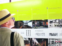 Un visitante de la Bienal de Arquitectura de Venecia observa proyectos exhibidos en el pabellón de México. ESPECIAL  /