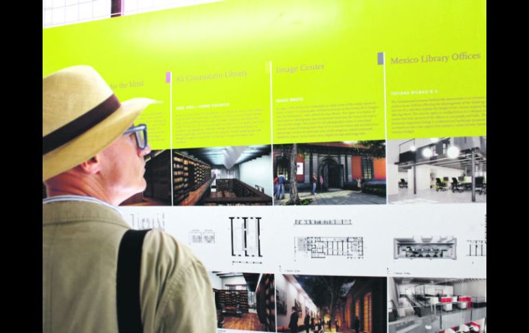 Un visitante de la Bienal de Arquitectura de Venecia observa proyectos exhibidos en el pabellón de México. ESPECIAL  /