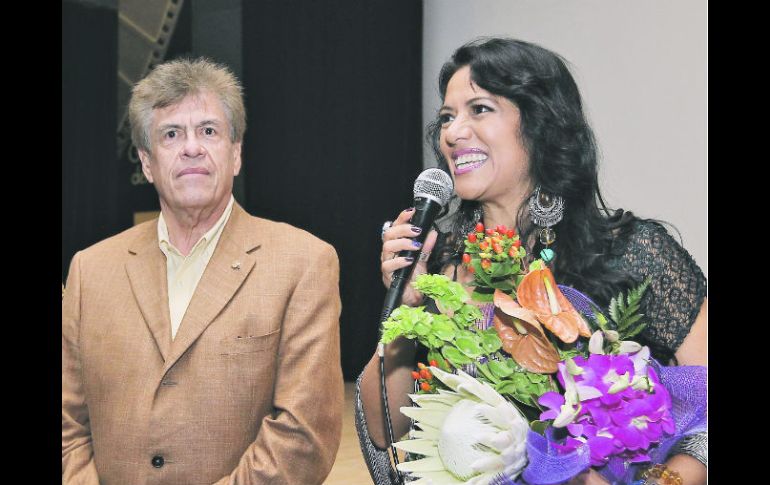 Ignacio Bonilla, director de Artes Populares, y Lila Downs previo a la proyección de Mariachi gringo ayer por la tarde.  /